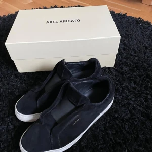 Axel arigato skor - Säljer nu dessa snygga arigatos som är använda länge men sparsamt, de är i ett bra skick och har fortfarande mycket kvar att ge, köpte de för 2250kr på nk, storlek 42 kan gå ner i pris vid snabb affär