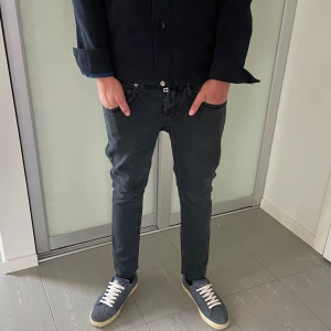 Dondup jeans George  - Säljer nu dessa sjukt snygga dondup jeans i storlek 28 och väldigt bra skick, skriv för fler frågor/bilder🙌🏼