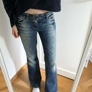 ONLY jeans - Fint skick men säljer då de är för stora samt för korta. Midjemått är ca 39 cm och innerben ca 78 cm. Jag är 173cm för referens! 🩵