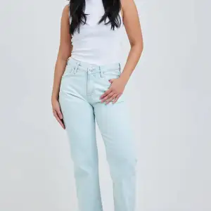 Low straight jeans💓 Jätte fina jeans från bikbok. Säljer pågrund av att jag har växt ur de💓knappast använda (1-2)💓kontakta mig för mer bilder💓(700 kr nyköpta)