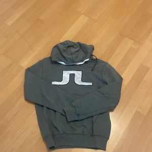 J.Lindberg hoodie - Storlek L men passar M för den har krympt lite skicket är 9/10 priset är förhandlingsbart ny pris 1000