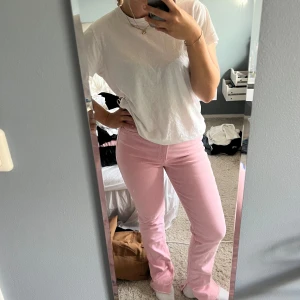 Rosa jeans  - Ursnygga jeans från Zara i storlek 36! Det har slits och ”slitningar”😍 