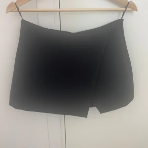 Zara kjol - Säljer denna zara kjol som är i bra skick. Har endast använt den en gång. Säljer då den blivit för liten. 