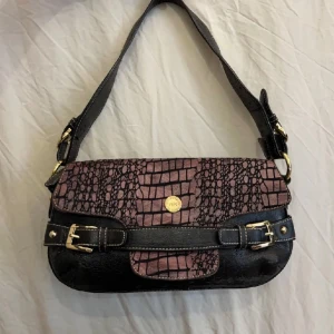 Axelväska  - Jätte fin väska men kommer inte till användning något mer 💕