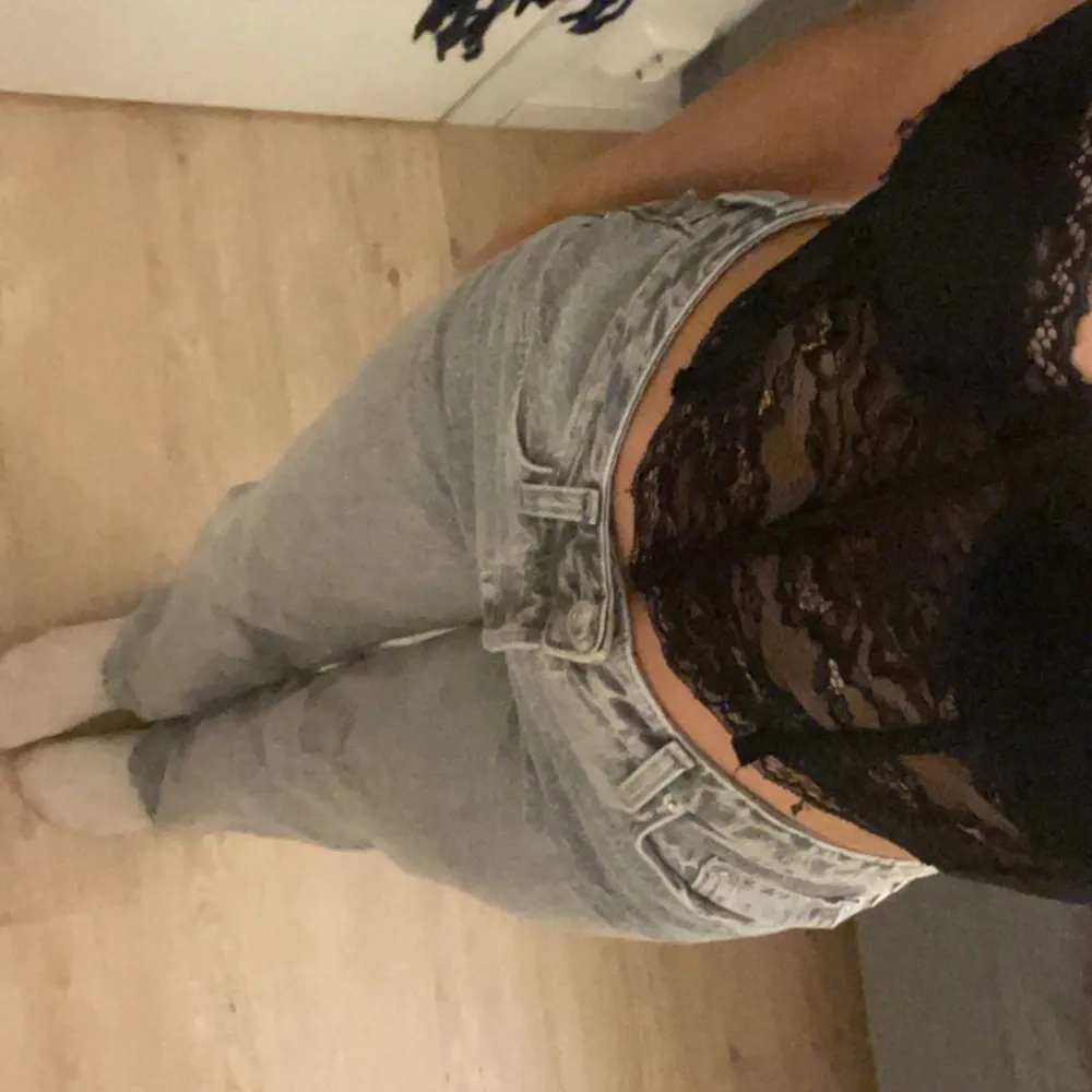 Gråa raka jeans från h&m, mid waist i bra skick! Köparen står för frakten och betalning sker via Swish 🥰. Jeans & Byxor.