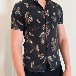 Kortärmad skjorta från River Island - Med fjädermönster. Somrig!😊