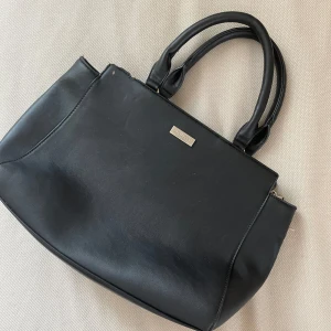 Väska - Don Donna väska i Bra skick, gammal så den har sina svackor, lite slitage vid kanten men inget som syns, handväska med bra utrymme och plats, axelband medföljer💕