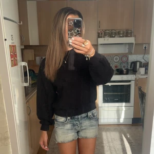 Sweatshirt Gina tricot - Hej! Säljer denna svarta sweatshirt från Gina tricot eftersom den är lite för kort i armarna för mig, sparsamt använd☺️