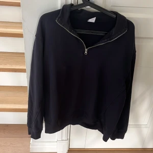 Halv zip hoodie - Zara halv zip hoodie. Storlek L passar perfekt som m också. Jätte bra skick. Mörkblå 