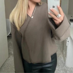 Kappa  - Säljer denna beiga/bruna ”kappan” från Gina tricot, använt fåtals gånger, inga defekter. Nypris 499kr Första bilden är lånad.  Levererar så fort som möjligt.