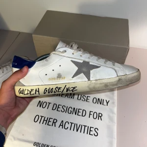 Golden Goose  - Snyggaste Golden Goosen🤯 Nu säljer vi dessa Skitsnygga golden goose. Skick 9-9,5/10 (inga defekter eller skador, bara lite crease och smutsiga). Hör gärna av er vid frågor eller funderingar. Allt og tillkommer vid köp.🤝