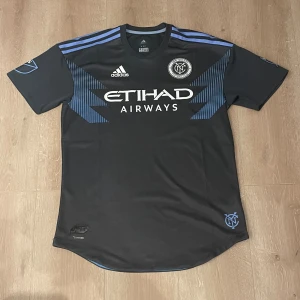 New york city tröja  - Säljer denna fotbollströja, bra skick använd fåtal gånger. 