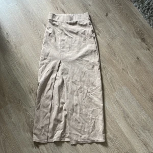Långkjol - Jätte söt odd Molly kofta i fint skick! Stl 0 skulle säga att den motsvarar XS. Köparen står för frakten och betalning sker via Swish!🩷