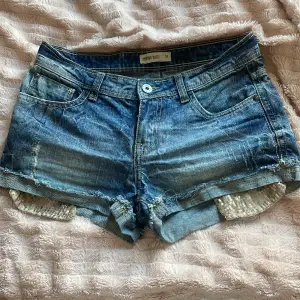 Säljer mina jätte fina jeansshorts pga att dom är för små ❤️ köpte dom secondhand ❤️