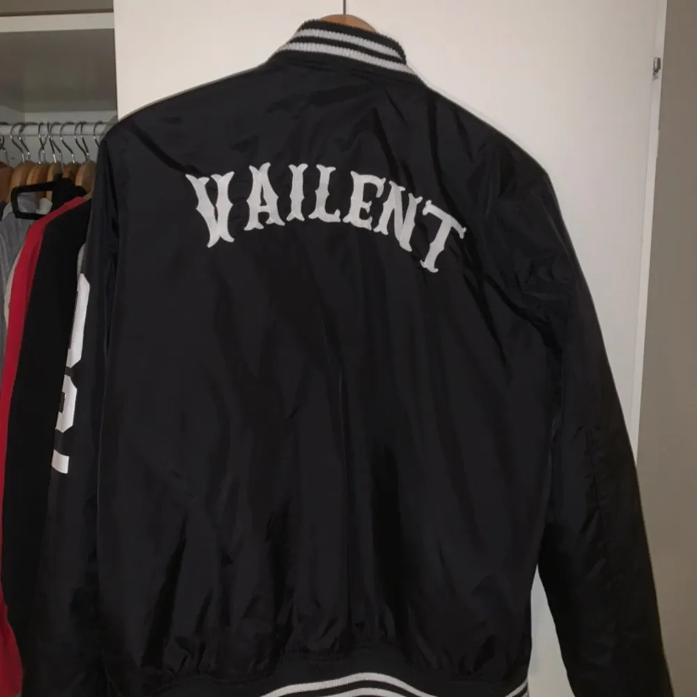 College Bomber jacka. Fint skick Storlek / size: Medium Märke : Vailent Clothing label x weird Fraktas med Postnord över hela Sverige eller hämtas på plats.. Takit.