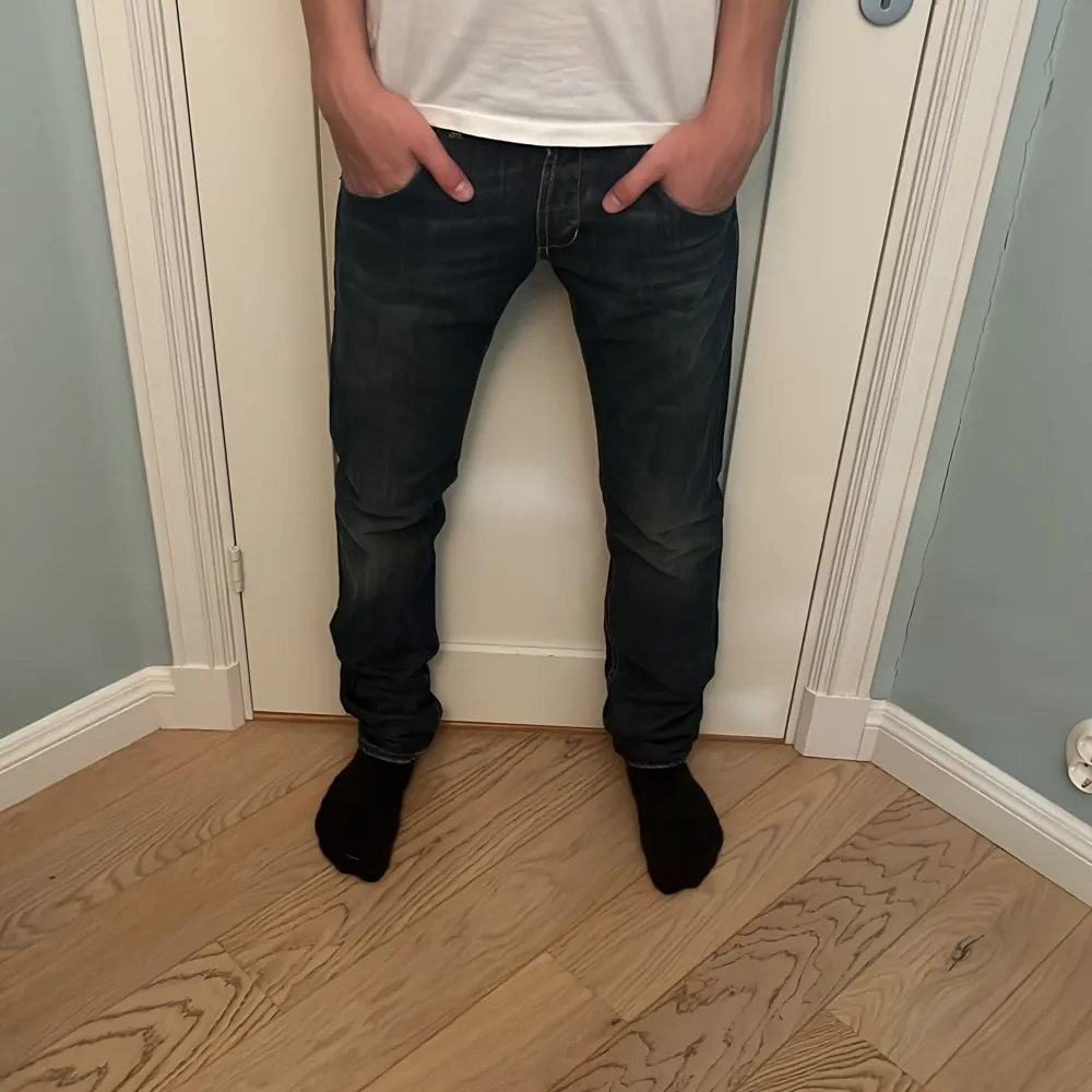 Tjena, säljer ett par riktigt feta Dondup jeans i storlek 31 samt färg mörkblå. Skick 9/10 inga defekter alls, smått tecken på användning. Kom dm för fler bilder/frågor osv!😉. Jeans & Byxor.