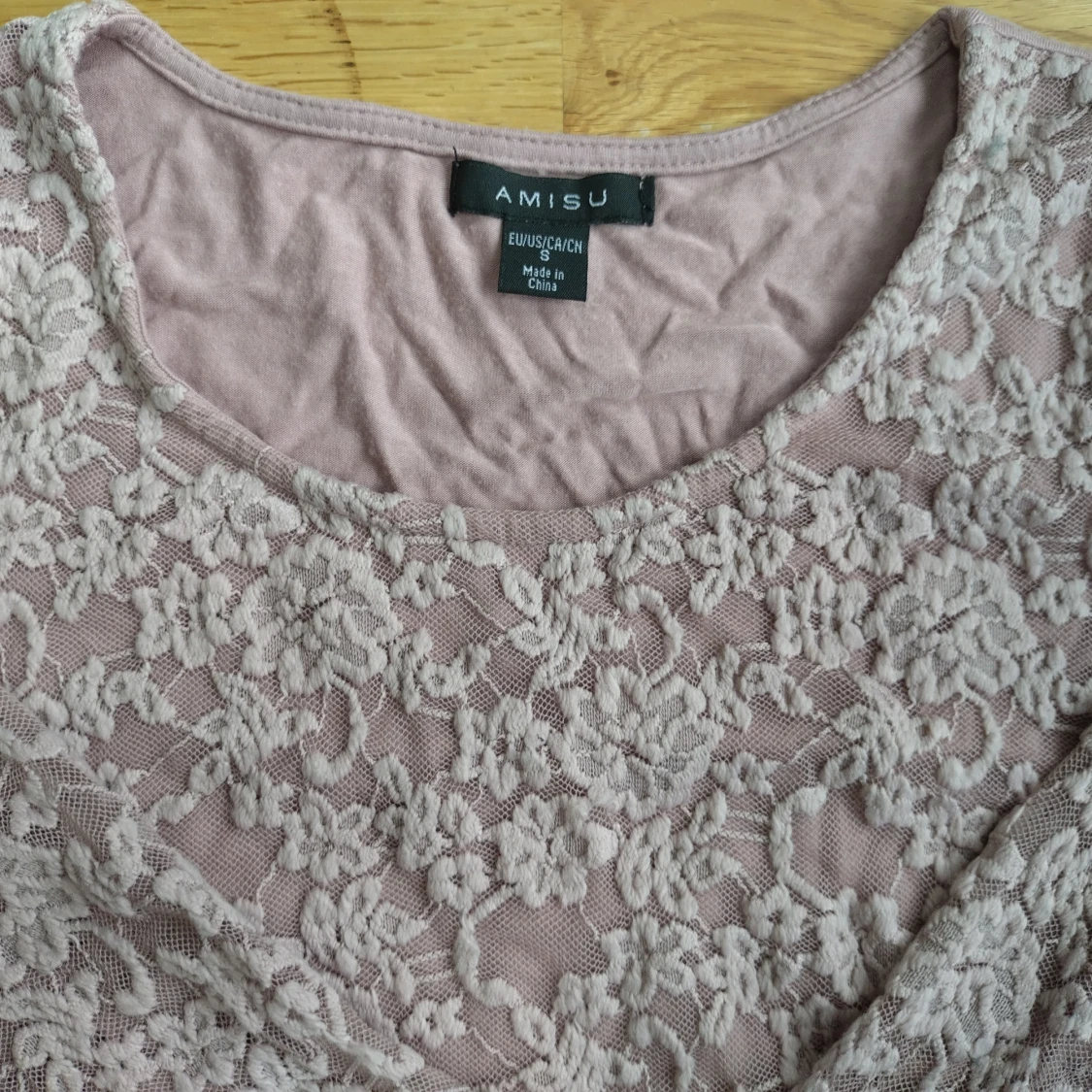 Rosa spetsblus från Amisu