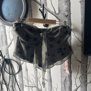 Crop top - Kort topp från SHEIN, aldrig använd utan bara testad med lappen kvar:) känns bra i kvaliten, storlek L men väldigt liten i storleken, skulle säga att den är som en stor S/ liten M