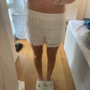 Spets shorts  - Skit snygga spets shorts från strandivarius. 9/10 i skicket, använt inte så många gånger. Skriv privat för fler bilder och frågor💓