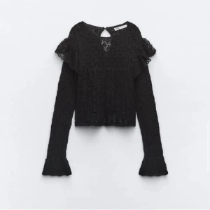 spets blus från zara  - säljer min spets blus från zara pga ingen användning! väldigt fint skick och inga defekter!💗