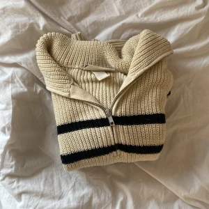 stickad tröja - randig stickad (halv zip-up) tröja😇 perfekt till hösten och vintern, är precis som ny då den bara är använd 2 ggr! skriv för fler bilder💗😇😇 