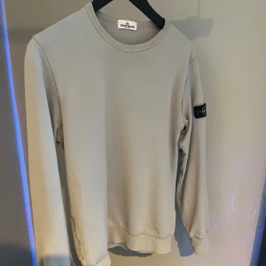 Stone island tröja - Tja, säljer en riktigt sparsamt använd stone island tröja. Skicket är 9,5 och den har storleken S. Nypris 3000kr Pris kan diskuteras😁