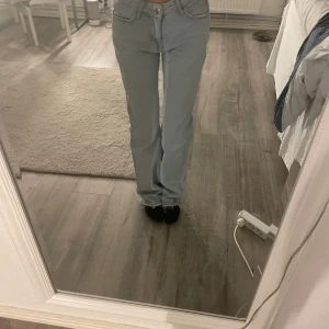Lågmidjade jeans  - Säljer mina Lågmidjade jeans som är superfina men lite slitage längst ner annars jättebra 