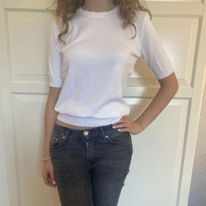 Stickad zara tröja - Väldigt mjuk zara t-shirt. Knappt använd i storlek s. TRYCK GÄRNA PÅ KÖP NU!