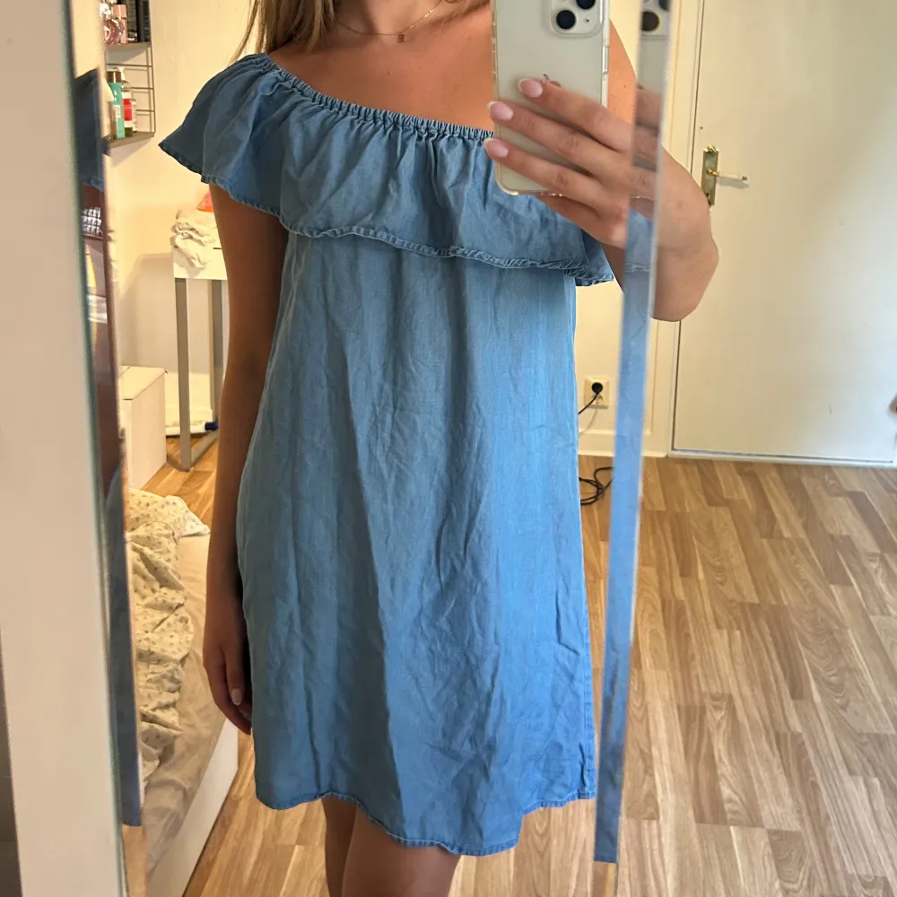 Superfin jeans klänning med volang! Kan ha både som off-shoulder och one shoulder! 💘💘 storlek M men passar även S. Klänningar.