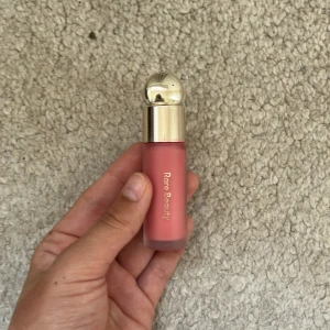 Rare beauty blush - Använd några gånger.  Säljer för att jag inye tycker att färgen passar mig. Väldigt värd pengarna.
