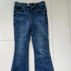 Bootcut jeans strl xs-s - Superfina bootcut jeans i stretchigt material, lite slitna i slutet av benen🌸