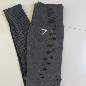 Gymshark tights  - Halloj, jag säljer mina mörk gråa gymshark tights! 🌟Jättefint skick, endast liiite små noppror på insidan av tightsen (sista bilden) men de är inget man ser eller tänker på särskilt mycket!! 🥰