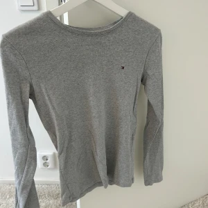 Tommy Hilfiger tröja - Grå tröja från tommy hilfiger i stl Xs