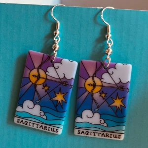 Sagittarius örhängen 🌟 - Nickelfria krokar. Hämtas i Hornstull i Stockholm eller skickas mot fraktkostnad. ☀️