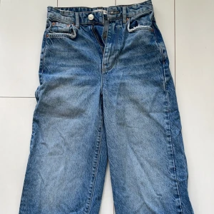 Mörkblåa jeans strl xs-s - Jeans i lite vidare modell, de är croppade vid benen, funkar för ngn som är 150-155cm, når till ankeln på mig🌸