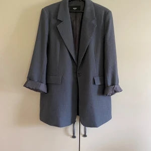 Kavaj  - Säljer en oanvänd kavaj från bikbok i storlek XS/S. 200 kr + frakt 