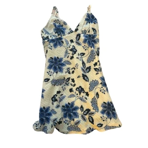 fin sommar klänning  - En jätte fin kläning från gina tricot som jag inte använder. Har använt typ två gånger men sen bara legat i min garderob. 