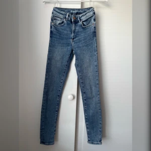 Jeans JP Higher F Malibu - Bik Bok "JP Higher F Malibu". Ljusblåa, färgen är mer som på 3:e bilden. Storlek XS. Innerbenslängd 70 cm.