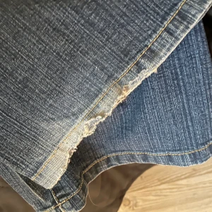 Jeans  - Jeans från Plick. Är för små därför säljer jag dom. Är lite slitna längst ned som man kan se på bilden. Jag är 160 och dom är bra i längden tycker jag. Använda  en gång.