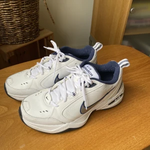 Nike air monarch - Vita Nike Air Monarch sneakers i mycket fin skick och endast använda en gång! Storlek 42. 