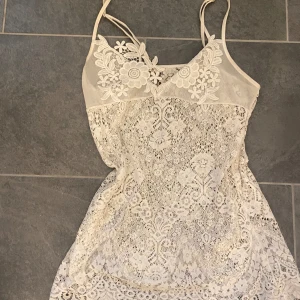 Gullig spelstopp y2k - Sån fin och söt spetstopp. Lappen ser bortklippt ut så vet inte märke eller storlek men skulle uppskatta den som en storlek S/liten M. Fint skick. Använd gärna köp nu eller bundel!! Säljer många plagg i samma stil💕💕