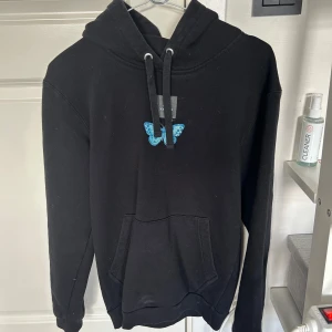 Hoodie - Använd ett fåtal gånger. Står inte vilken storlek den är i men skulle säga xs/s