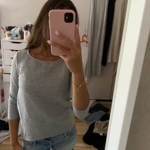 Tröja  - Grå tunnare tröja med 3/4 ärm. Fint skick💓