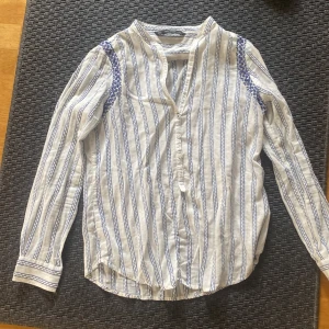 Tunn fin skojorta från zara - Tunn skjorta/blus från zara i storlek M. Fint skick