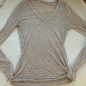 Intimissimi tröja - Jag säljer min beigea intimissimi tröja som använts ett fåtal gånger då jag inte har fått den att komma till användning. Köparen står för frakten