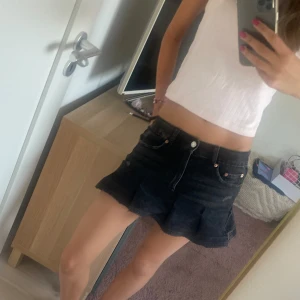 Volang jeans kjol - Säljer denna jätte snygga svarta jeans kjolen som jag har sytt själv från ett par jeans, passar till allt och ett perfekt sommmar plagg. Jag gör nya kjolar hela tiden så följ mig om du är intresserad? Pris går att diskutera💕