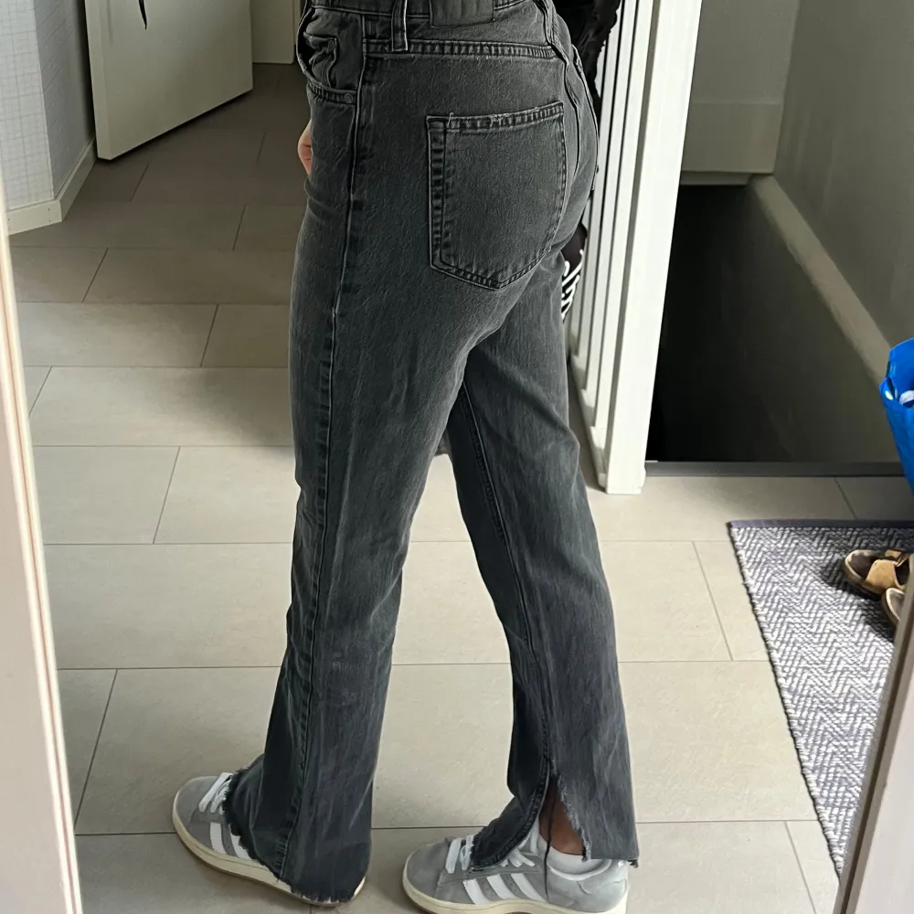 Snygga gråa/svarta jeans med slits från zara😍. Jeans & Byxor.