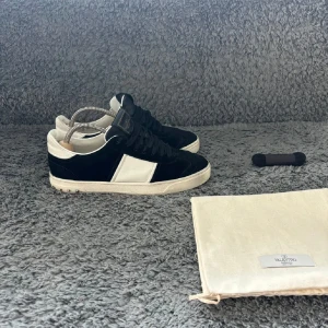 Valentino flycrews 41,5 - Säljer mina riktigt feta svart mocka valentino flycrews Condition: 8,5/10 3 nitar borta annars väldigt bra skick användning syns lite på sulan. Og: Dustbag och extra snören ✅Fraktar via postnord eller instabox! Vid frågor kom dm! ✅