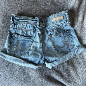 Lågmidjade shorts ❤️ - Säljer mina lågmidjade shorts då dem inte kommer till användning längre. Dem har tidigare varit jeans men jag klippte dem till shorts eftersom att dem blev förkorta ❤️ storlek 146 men passar mig som har W23/W24 ❤️ skriv gärna om ni har några frågor ❤️