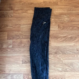 Gym tights  - Säljer dessa tränings tights från gymshark, använda rätt mycket. Har en fläck vid låret men går att tvätta bort vid eventuellt köp. 